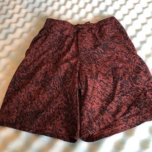 Men’s Lulu shorts w liner 9”.  Great condition